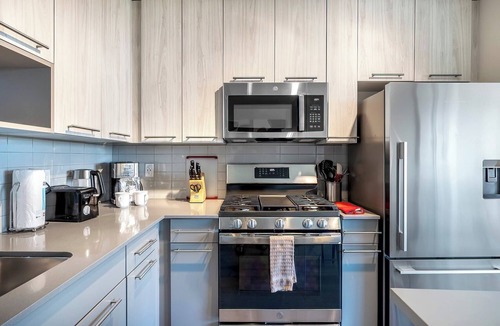 Stamford Apartment | Modern Apt with Luxury Amenities