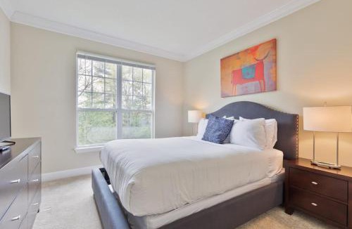 Waltham Apartment | Modern Apt with Private Garage