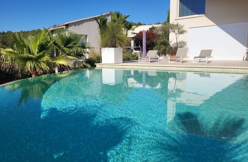Vailhauques Villa | Modern architect Villa, with swimming pool, very nice and wooded garden and view