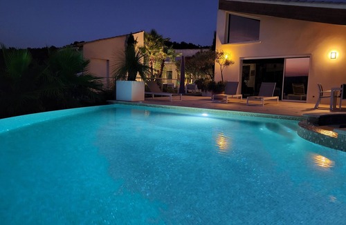Vailhauques Villa | Modern architect Villa, with swimming pool, very nice and wooded garden and view