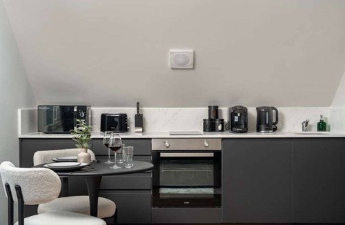 Friern Barnet Apartment | Modern Arnos Grove Studio w/Air Conditioning