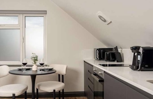Friern Barnet Apartment | Modern Arnos Grove Studio w/Air Conditioning