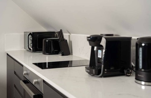 Friern Barnet Apartment | Modern Arnos Grove Studio w/Air Conditioning