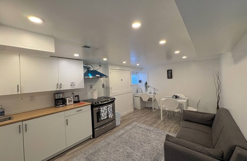 Kingston House | Modern Artistic Clean Quiet 2BR Near Queen’s & Downtown + Parking