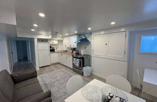 Kingston House | Modern Artistic Clean Quiet 2BR Near Queen’s & Downtown + Parking