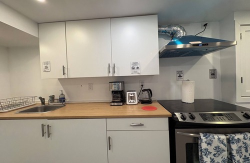 Kingston House | Modern Artistic Clean Quiet 2BR Near Queen’s & Downtown + Parking