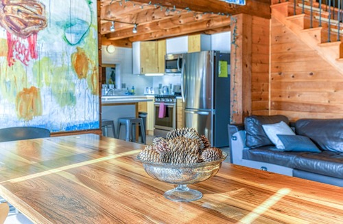 Wallkill House | Modern, Artsy, & Lofty Log Home