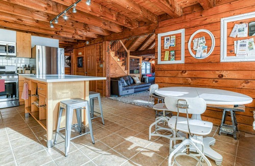 Wallkill House | Modern, Artsy, & Lofty Log Home