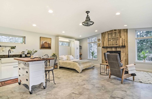 Aurora Apartment | Modern Aurora Studio w/Private Patio