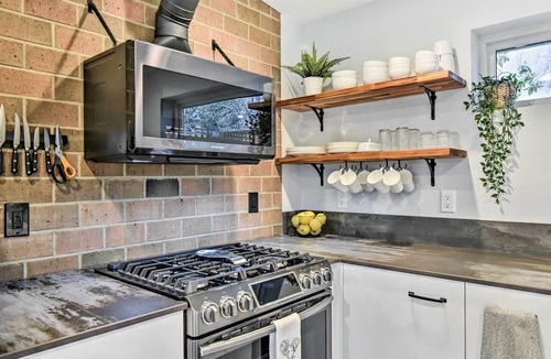 Aurora Apartment | Modern Aurora Studio w/Private Patio