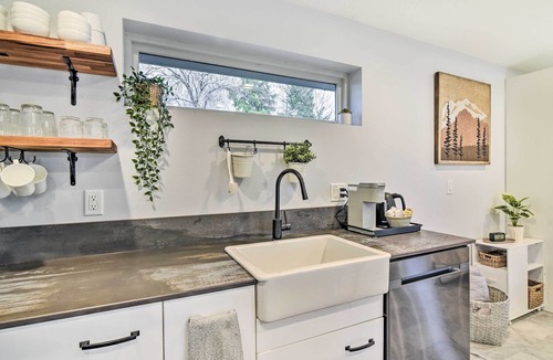 Aurora Apartment | Modern Aurora Studio w/Private Patio