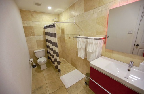Riverside Condo | Modern Austin Condo Pool 5 min to Downtown & SoCo