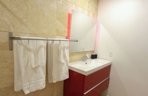 Riverside Condo | Modern Austin Condo Pool 5 min to Downtown & SoCo
