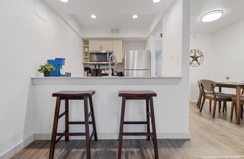 Clarksville Apartment | Modern Austin King Suite–Walk to DT/6th St–F1-ACL