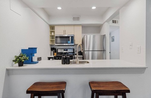 Clarksville Apartment | Modern Austin King Suite–Walk to DT/6th St–F1-ACL