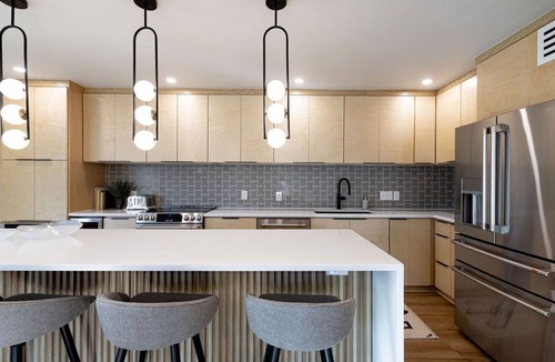Austin House | Modern Austin Retreat: Chef’s Kitchen, Fireplace & Walkable Prime Location