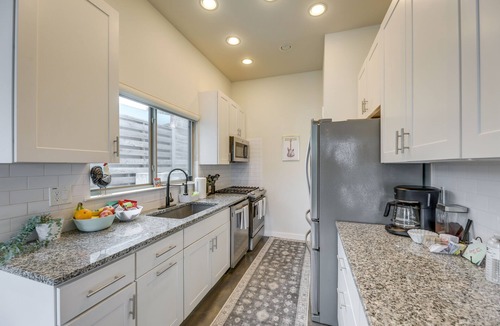 Rosewood House | Modern Austin Townhome w/Covered Patio, Balcony!