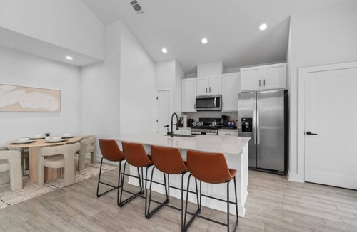 University Hills and Windsor Park Villa | Modern Austin Townhouse with Balcony, Comfy Beds & Reserved Parking