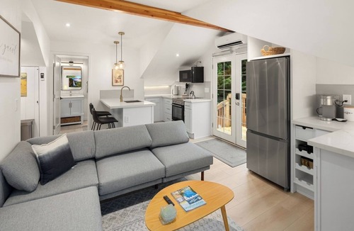 Ballard Apartment | Modern Ballard Flat with Private Entry & Fire Pit