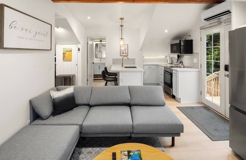 Ballard Apartment | Modern Ballard Flat with Private Entry & Fire Pit