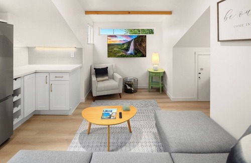 Ballard Apartment | Modern Ballard Flat with Private Entry & Fire Pit