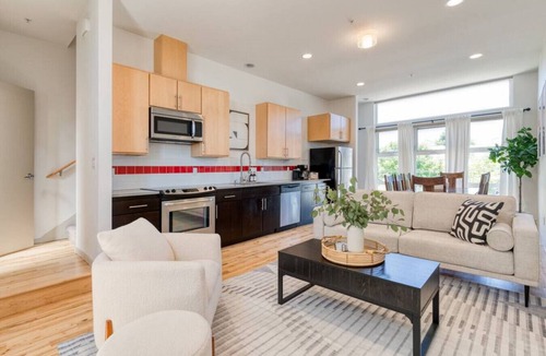 Loyal Heights Villa | Modern Ballard Townhome w/Rooftop Views