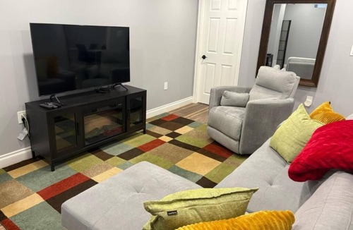 Uxbridge House | Modern Basement Apartment