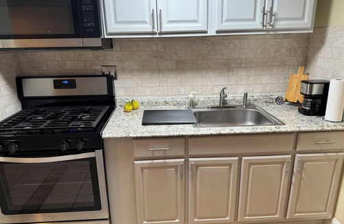 Williamsbridge Apartment | Modern basement apartment getaway