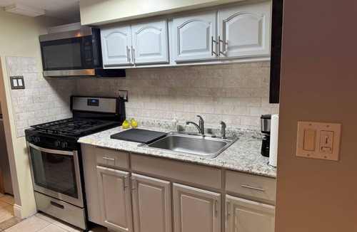 Williamsbridge Apartment | Modern basement apartment getaway