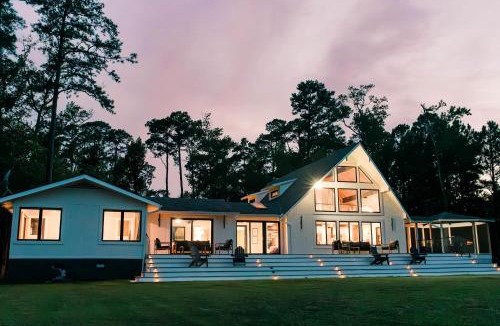 White Stone House | Modern Bayfront Escape with Sweeping Water Views