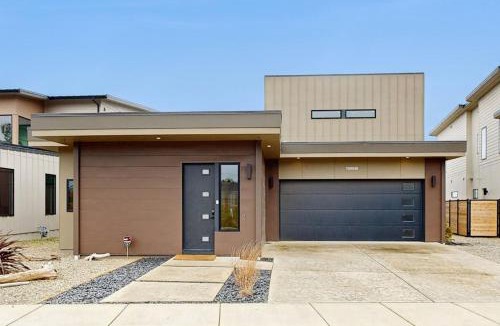 Coos Bay House | Modern Bayfront Memories