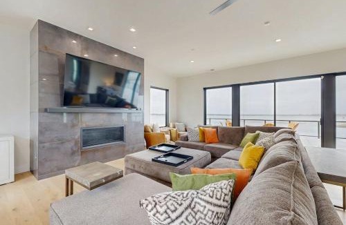 Coos Bay House | Modern Bayfront Memories