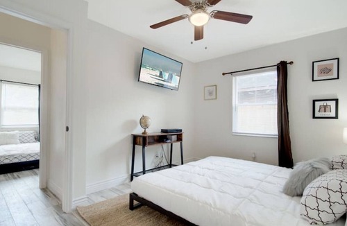 Ballast Point Apartment | Modern Bayshore Home