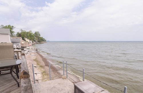 North Greece House | Modern beach front house on Lake Ontario, 2-bedroom, AC & WiFi in lovely Hilton.
