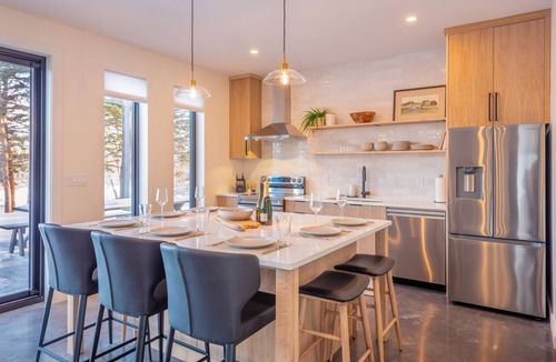 Beach Meadows House | Modern Beach House | 90-Sec Walk to Pristine Beach | Hot tub