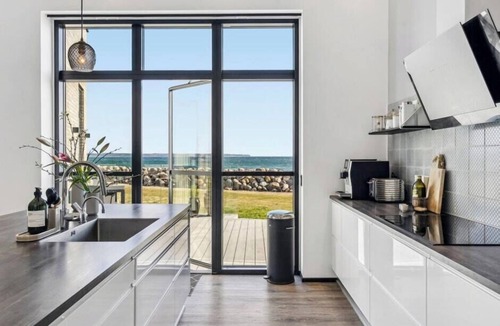 Juelsminde House | Modern beach house with sea views at Bjørnsknude