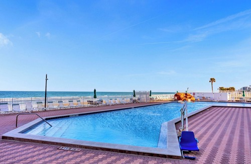 Lenox Park Condo | Modern Beach Oasis nSleeps 4~Pool~Gym~Kitchen~Games~Parking