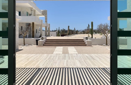 La Ventana House | Modern beachfront house with pool