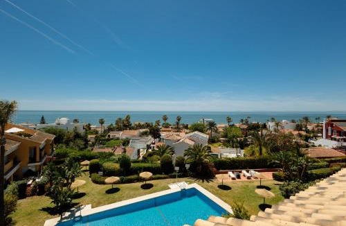 Urbanizacion Costabella Apartment | Modern beachside Penthouse with amazing sea views in Costabella, Marbella