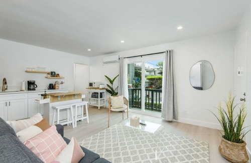 Marina Peninsula Apartment | Modern Beachside Studio