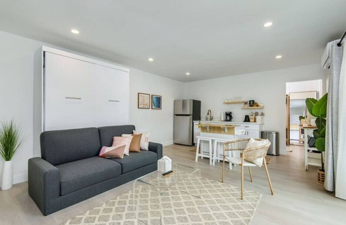 Marina Peninsula Apartment | Modern Beachside Studio