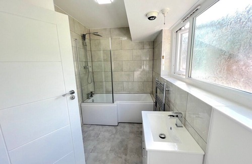 Coulsdon West House | Modern Beautiful 5bed -Sleeps 11