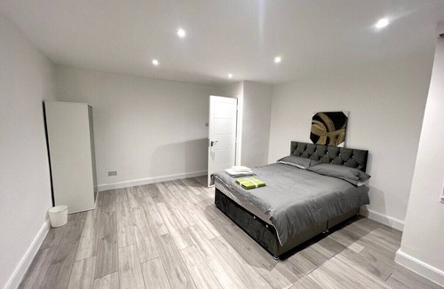 Coulsdon West House | Modern Beautiful 5bed -Sleeps 11