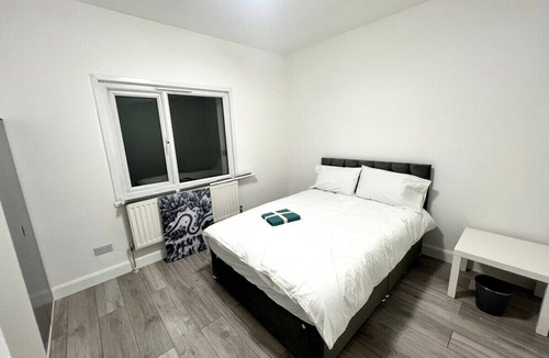 Coulsdon West House | Modern Beautiful 5bed -Sleeps 11