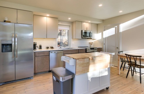 Berkeley Springs Cottage | Modern Berkeley Springs Cabin w/Private Hot Tub!