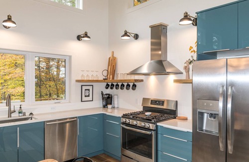 Otis House | Modern Berkshires Cottage 🌲 Gas Stove, Large Deck & W/D + 7 mins to Otis Ridge
