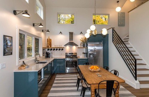 Otis House | Modern Berkshires Cottage 🌲 Gas Stove, Large Deck & W/D + 7 mins to Otis Ridge