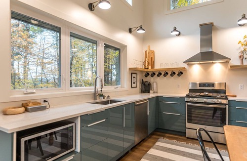 Otis House | Modern Berkshires Cottage 🌲 Gas Stove, Large Deck & W/D + 7 mins to Otis Ridge