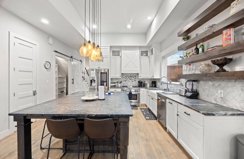 Old East Dallas House | Modern Biz-Friendly Duplex mins to DT/Convention Center W/Ping Pong & More!