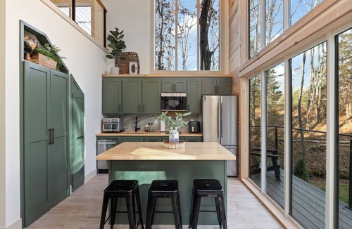 Hickman Cabin | Modern Black Cabin w/Hot Tub